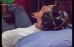 En contraste contra un electroencefalograma normal, cuando hay crisis o epiilepsia el registro eléctrico cambia de forma sutil hasta drástica. 